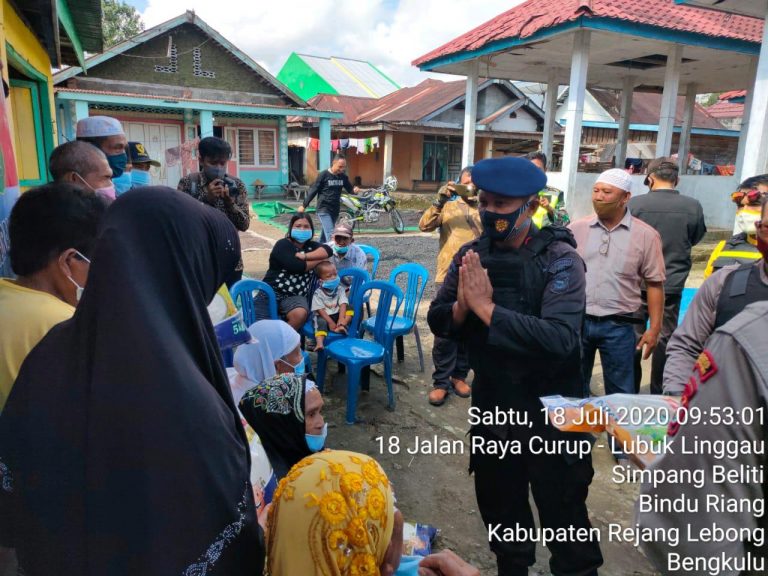 Bersinergi, TNI-Polri Patroli Sembari Bagi Sembako