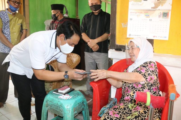 Salut, Dewa Antarkan Langsung E-KTP 2 Warga Kota Yang Sudah Lansia