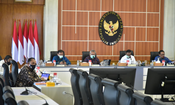 Ketua Bawaslu Abhan (Kiri), Ketua KPU Arif Budiman, Menteri Polhukan Mahfud MD, Menteri Dalam Negeri Tito Karnavian (Kanan) melakukan pertemuan pembahasan terkait Disiplin dan Penegakan Hukum Protokol Kesehatan di Gedung Kementerian Polhukam, Rabu (9/9/2020). Foto: Humas Bawaslu RI