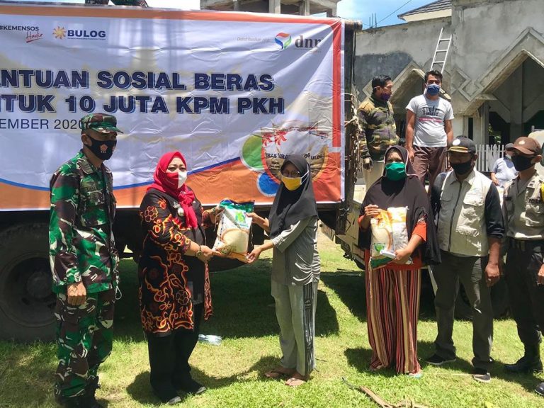 Penerima PKH di Kampung Melayu Dapat Beras