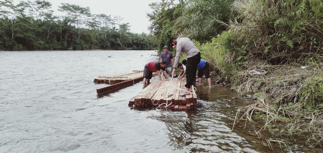 Polsek Penarik Raya Amankan Kayu Tak Bertuan di Pinggir Sungai
