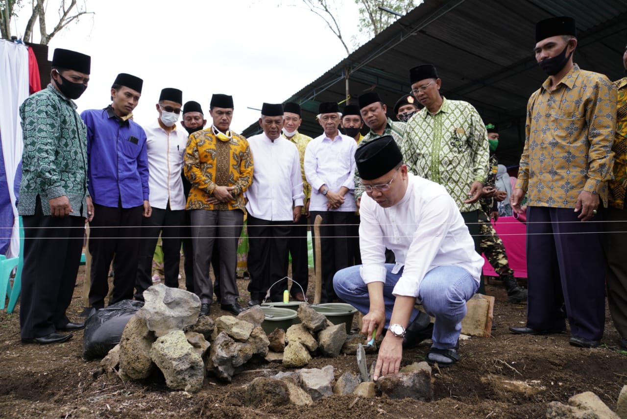 Gubernur Rohidin Letak Batu Pertama Pembangunan Ponpes Darul Ma'arif NU
