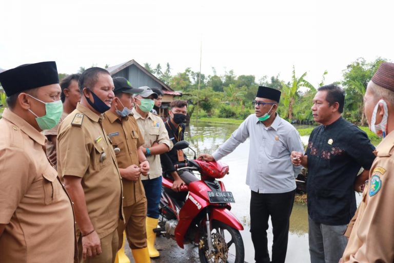 Sambangi Korban Banjir, Ketua DPRD Kota : Jangan Sampai Kelaparan Akibat Banjir