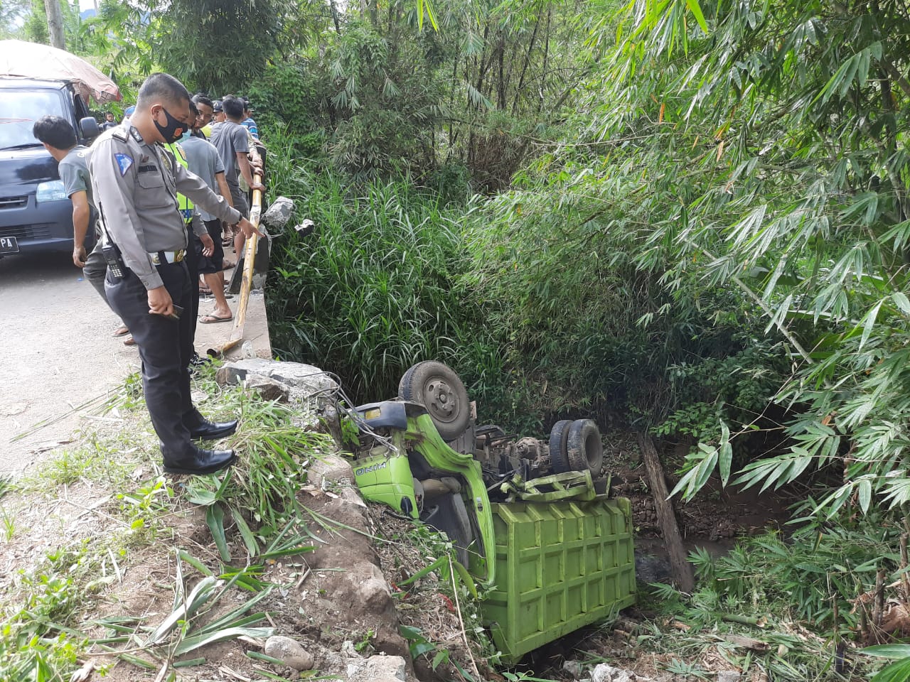 Hilang Kendali, Sebuah Truk Terjun ke Jurang