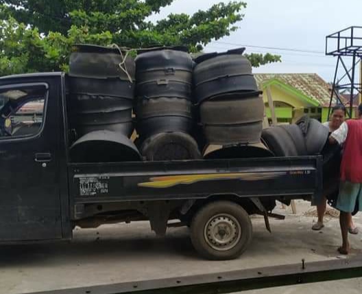 di Kelurahan Jitra, Ban Bekas Dijadikan Bak Sampah dan Dibagikan Gratis ke Warga