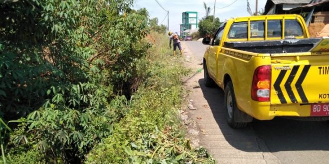 Beri Kenyamanan Pengendara, PUPR Kota Tebas Rumput di Jalan Kelurahan Bentiring