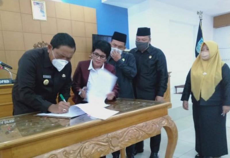 Disepakati, Ketua DPRD dan Bupati BU Tandatangani KUPA dan PPAS Tahun 2020