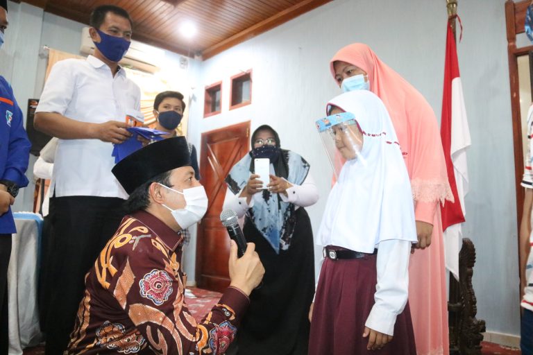 Bahagia Dapat Seragam Gratis, Zaskia : Makasih ya Pak