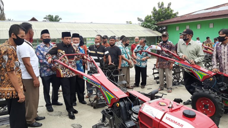 5 Hand Tractor Bantuan Kementerian Pertanian RI Diserahkan ke Petani