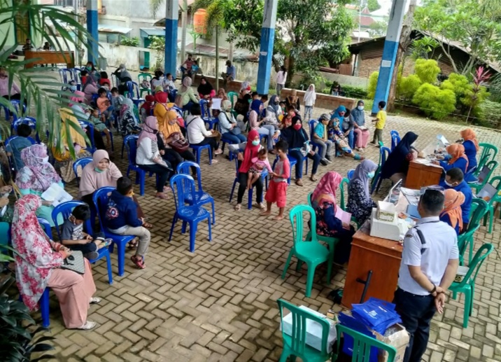 Bantuan Seragam Sekolah Disalurkan Dalam Bentuk Tabungan BPRS Fadillah