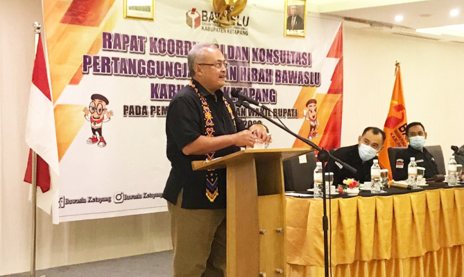 Sekjen Bawaslu RI Gunawan Suswantoro memberi arahan dalam Rakor dan Konsultasi Pertanggungjawaban Hibah Bawaslu Ketapang Pada Pilkada 2020, di Ketapang Kalbar, Senin (14/12/2020)/foto: Humas Bawaslu Ketapang