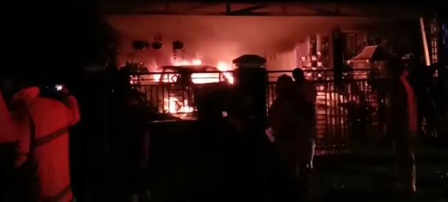 Dilalap Si Jago Merah, Garasi Rumah Hangus Terbakar Beserta Mobil