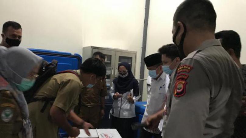 Sebanyak 3.240 vial vaksin Covid-19 (Sinovac) PT. Bio Farma dari Dinkes Provinsi Bengkulu untuk sebanyak 1.604 orang telah tiba di gudang farmasi Dinkes Rejang Lebong, Selasa (26/01/2020).  Kepala Dinas Kesehatan Kabupaten Rejang Lebong, Syamsir, mengatakan vaksin akan langsung didistribusikan ke Puskesmas dan RSUD Curup, setelah launching pada 1 Februari 2021 di Puskesmas Curup.  "Saat launching akan dilakukan vaksinasi perdana pada kepala daerah, Muspida, kepala OPD hingga tokoh masyarakat. Vaksinasi akan