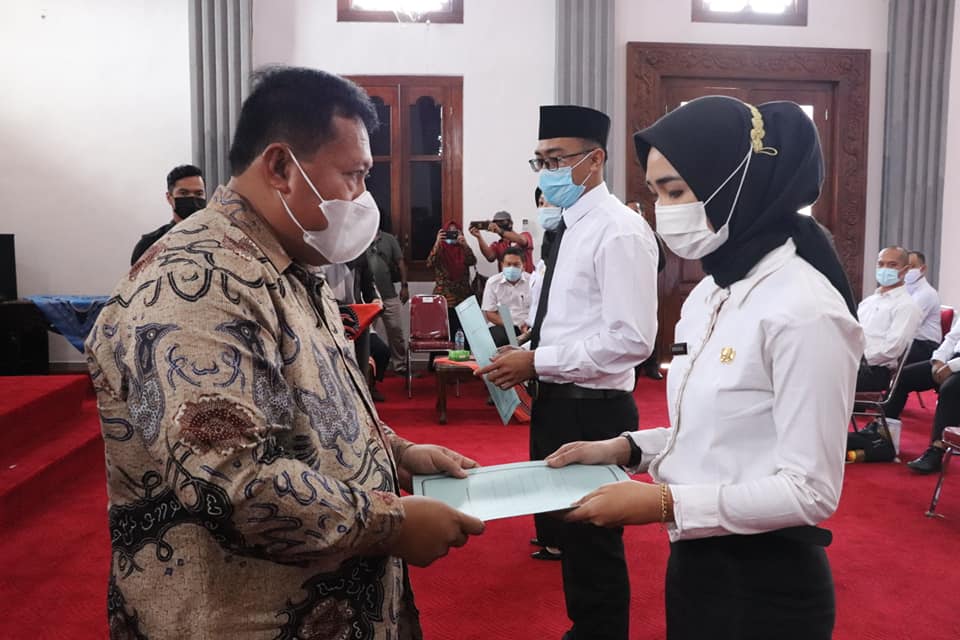 Bupati Huda Serahkan SK CPNS Pemkab Mukomuko Formasi 2019