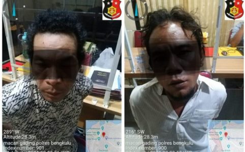 Usai Cekik Leher dan Rampas HP Wanita, Dua Pria Diringkus Saat di Warung Tuak