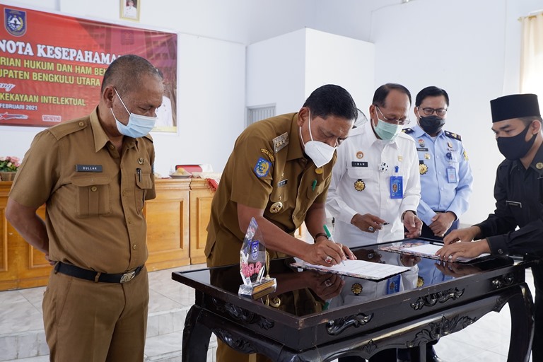 Bupati BU saat menandatangani MoU bersama Kakanwil Kemenkumham Bengkulu/MCBU