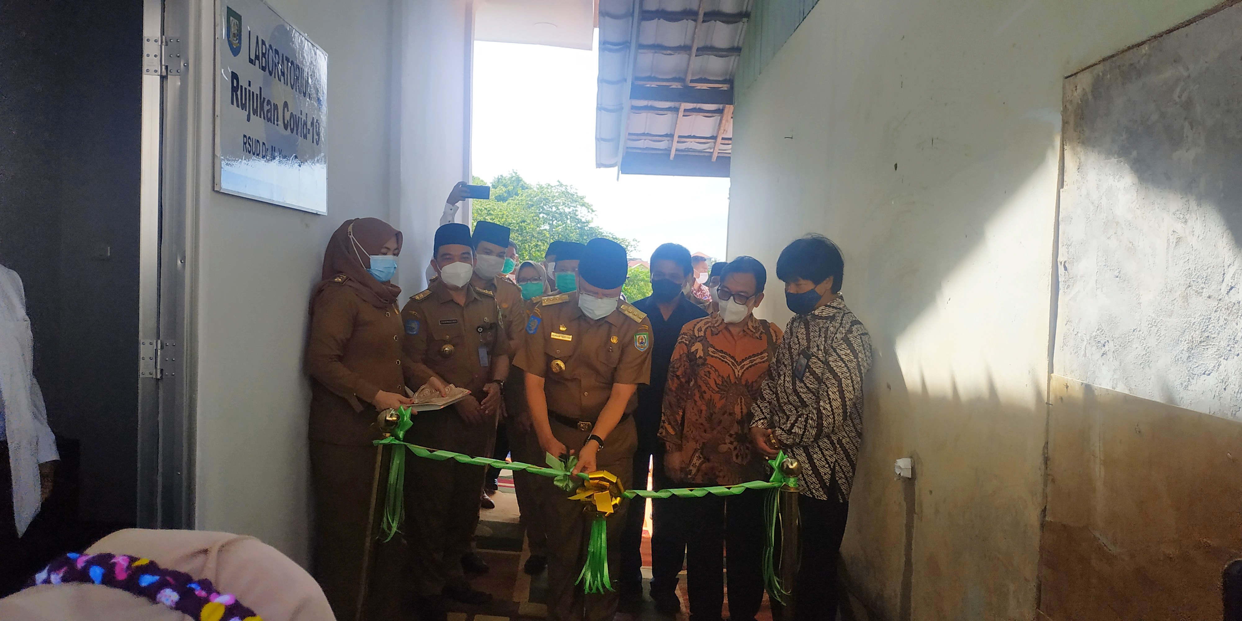 Gubernur Bengkulu Rohidin Mersyah saat pemotongan pita tanda peresmian gedung Laboratorium PCR RSUD M. Yunus Bengkulu