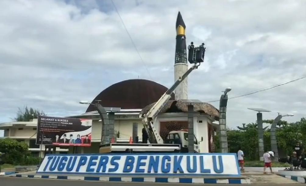 Foto saat anggota PWI Provinsi Bengkulu tengah mengecat Tugu Pers Bengkulu/screenshoot betv