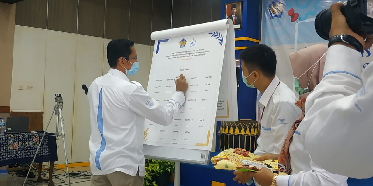 Salah satu pejabat Kanwil DJPb Provinsi Bengkulu menandatangani pakta integritas menuju WBK dan WBBM/Nay