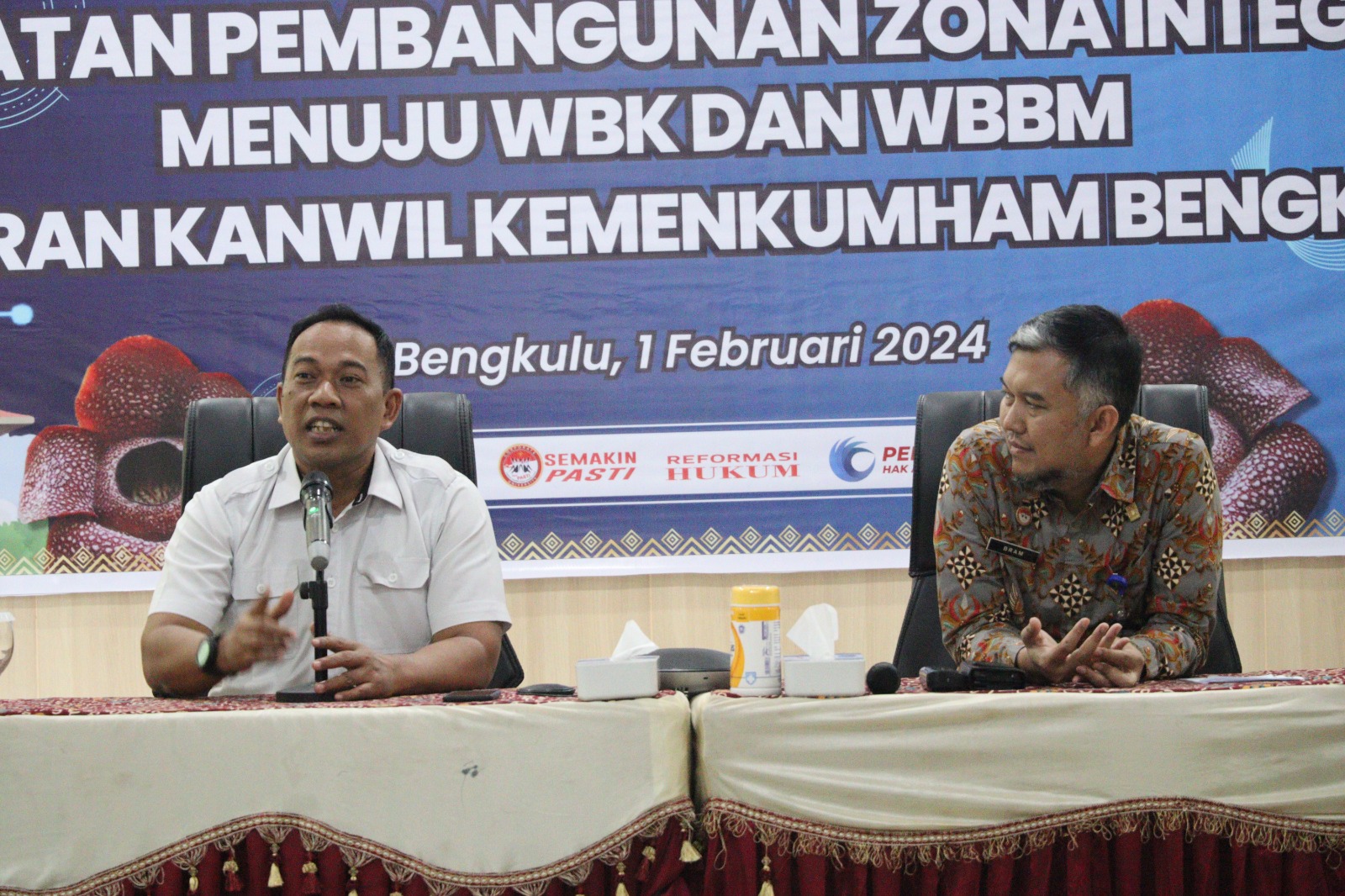 **Inspektur Wilayah II, Lilik Sujandi: Kunci Sukses Zona Integritas WBK dan WBBM Kemenkumham Bengkulu**  *Bengkulu* – Inspektur Wilayah II, Bapak Lilik Sujandi, menyampaikan kunci sukses pembangunan zona integritas menuju WBK dan WBBM oleh Kantor Wilayah Kementerian Hukum dan HAM (Kemenkumham) Bengkulu. Acara penguatan dan pendampingan ini diadakan di Ruang Soekarno Kantor Wilayah Kemenkumham Bengkulu pada tanggal 1 Februari 2024.  Dalam sambutan, Kepala Kantor Wilayah Kemenkumham Bengkulu, yang dibacakan o
