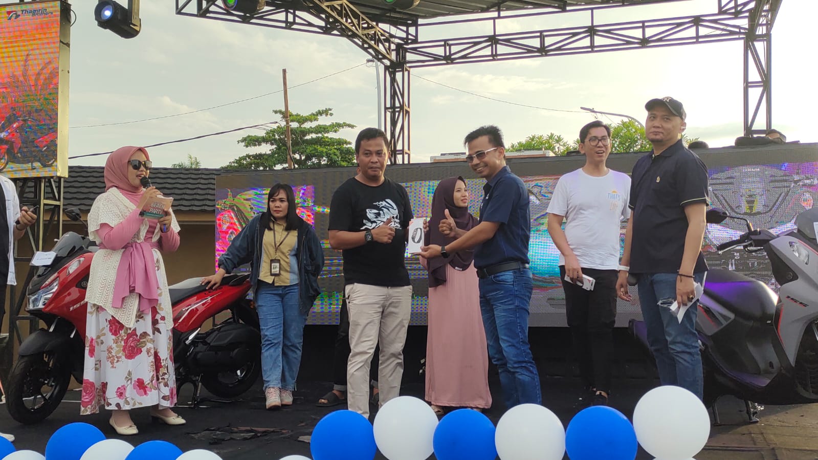 Area Manager Dealer Yamaha PT Thamrin Brothers Bengkulu, Rudios Samuel saat memberikan hadiah kepada pembeli pertama Yamaha LEXi LX 155 di Bengkulu