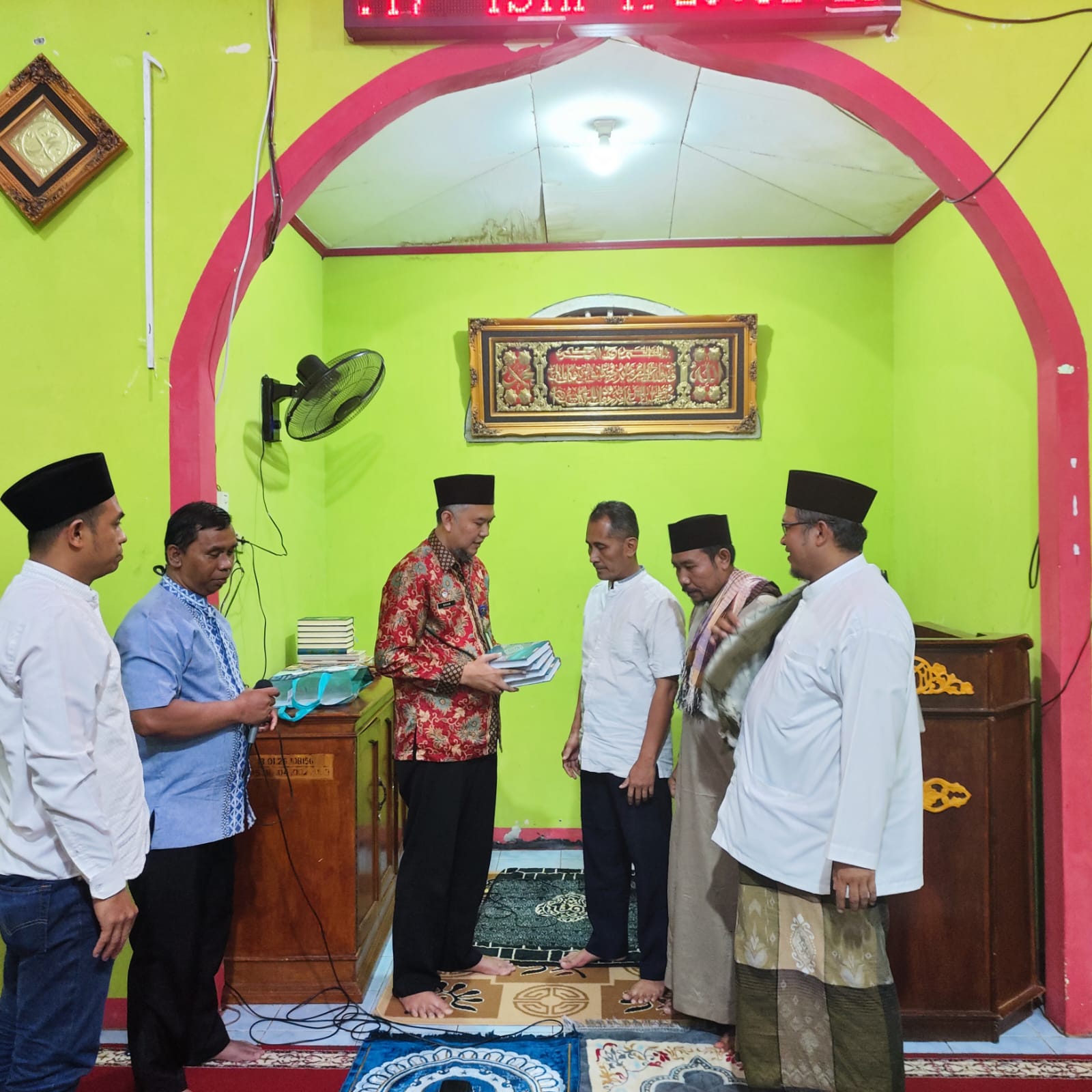 Argamakmur - Setelah memberikan Tausiah Safari Ramadhan, Kepala Divisi Administrasi Kantor Wilayah Kementerian Hukum dan HAM (Kanwil Kemenkumham) Bengkulu, Achmad Brahmantyo, melakukan pembagian wakaf Al-Qur'an kepada warga binaan pada tanggal 14 Maret 2024.  Wakaf Al-Qur'an diserahkan langsung kepada Kepala Lapas Kelas IIB Argamakmur, Irwan. "Ini sangat berguna bagi kita semua, karena Al-Qur'an adalah pedoman hidup kita," kata Achmad Brahmantyo Machmud.  Sebelum membagikan wakaf Al-Qur'an, Achmad Brahmanty