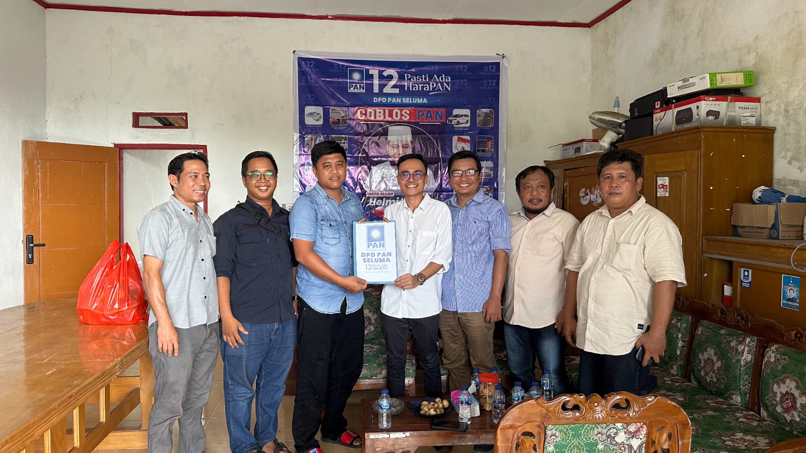 SELUMA  - Bakal Calon Bupati Kabupaten Seluma Teddy Rahman, SE., MM adik kandung apt. Destita Khairilisani, S.Farm., M.S.M anggota DPD RI Provinsi Bengkulu terpilih 2024-2029 mengambil formulir calon kepala daerah Kabupaten Seluma ke DPC Partai Demokrasi Indonesia (PDI) Perjuangan dan DPD Partai Amanat Nasional (PAN), Rabu (24/4/24).  Mewakili tim Keluarga, Adv Zelig Ilham Hamka, SH mewakili Teddy Rahman mengambil formulir penjaringan bakal calon kepala daerah untuk Teddy Rahman maju sebagai Bupati Kabupate