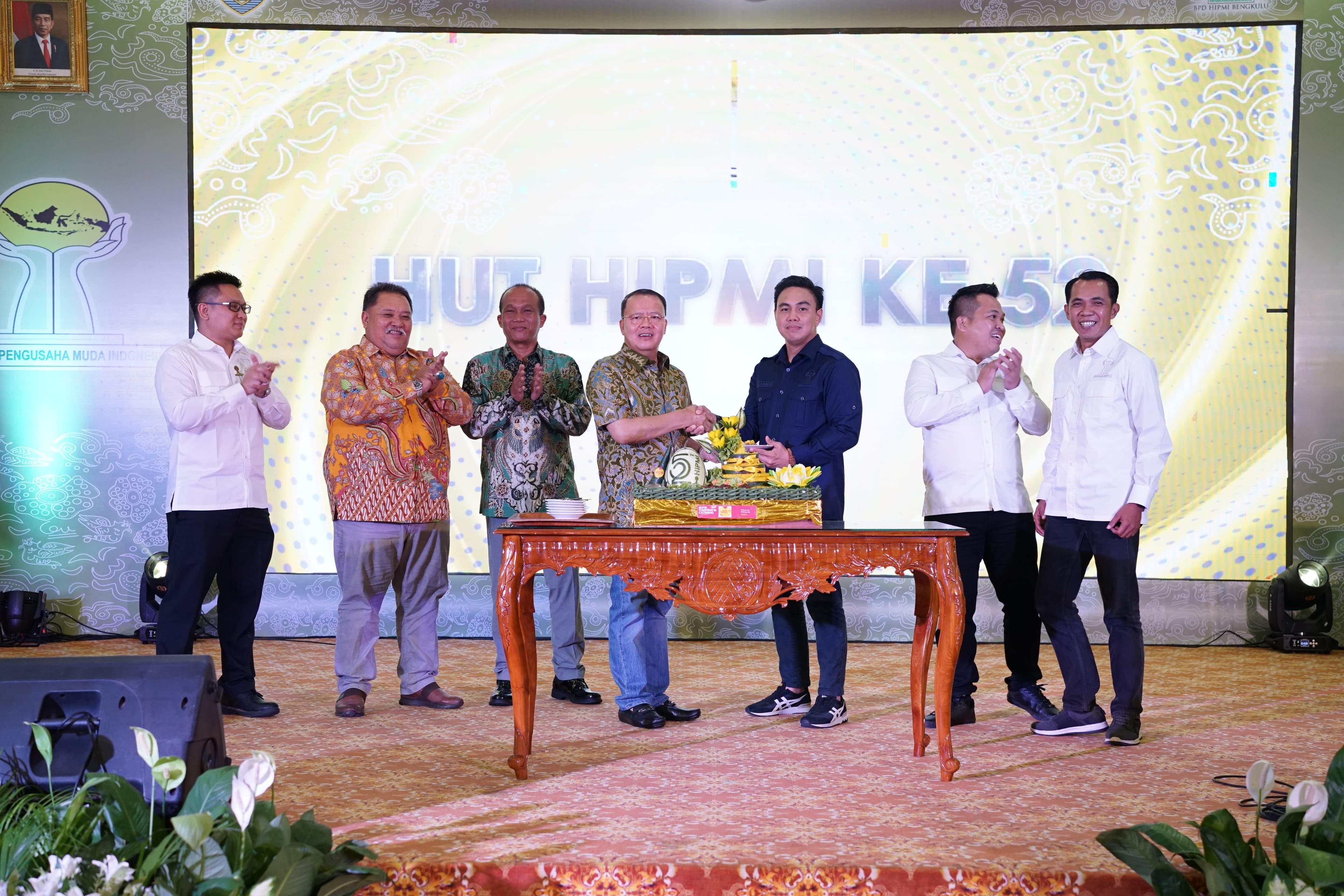 Gubernur Bengkulu Rohidin Mersyah mengatakan bahwa peran pengusaha sangat besar dalam menggerakkan ekonomi daerah.  Pergerakan ekonomi daerah merupakan buah kolaborasi antara pemerintah dan para pengusaha.  Ada banyak potensi besar yang dapat dikelola saat ini secara baik dan produktif. Namun hal tersebut butuh kemauan, ketekunan dan kerja keras. Jika tidak, semua potensi tersebut akan terkubur dan tidak memberikan manfaat apa-apa.  "Saya yakin betul peran pengusaha sangat besar dalam menggerakan ekonomi Be