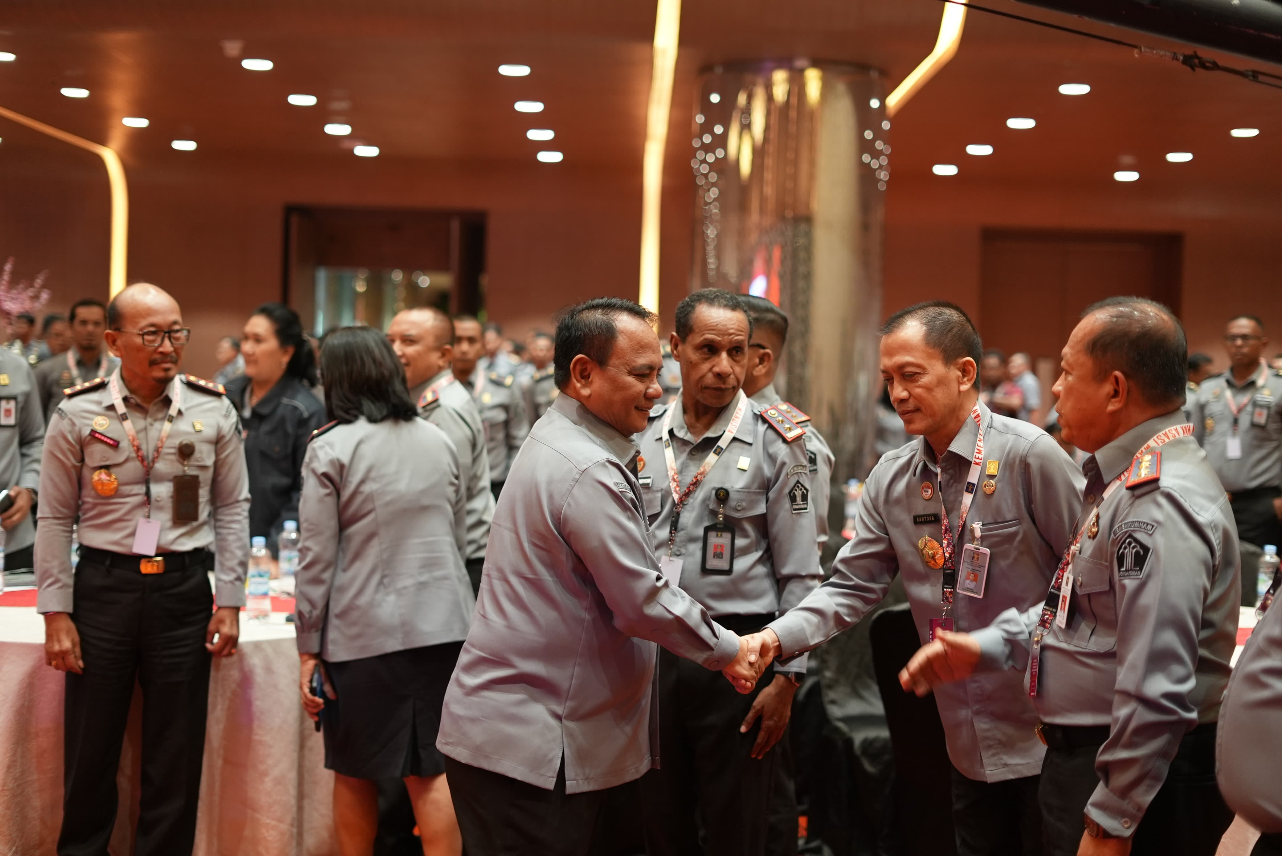 Jakarta - Salah satu agenda dalam Rapat Koordinasi Pengendalian (Rakordal) Program Dukungan Manajemen Kementerian Hukum dan HAM Tahun 2024 adalah penguatan dari para narasumber kepada para peserta dalam rangka menunjang kinerja Kementerian Hukum dan Hak Asasi Manusia baik unit eselon 1 maupun kantor wilayah, Selasa (16/7/2024).   Pada sesi pertama mengenai evaluasi tentang hasil Survei Penilaian Integritas (SPI) yang disampaikan oleh Tenaga Ahli Madya SPI Monitoring KPK Fachruddin Putra Jaya menekankan pent