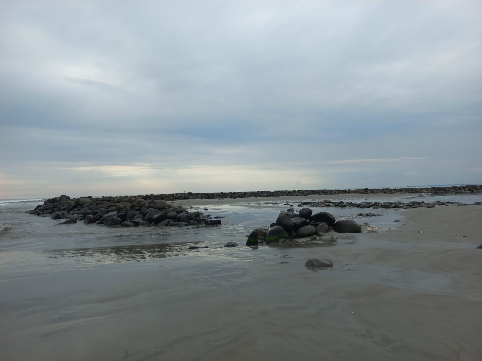 PT Tenaga Listrik Bengkulu (TLB) yang mengoperasikan Pembangkit Listrik Tenaga Uap (PLTU) Batubara telah menyebabkan suhu air laut di kawasan Pantai Teluk Sepang Kota Bengkulu naik menjadi 6 derajat Celcius.  Fakta tersebut  terungkap dalam hasil penelitian tentang Biaya Eksternal Industri Ekstraktif Batubara, yang dilaksanakan Kanopi Hijau Indonesia bersama para peneliti.  ‘’Suhu air laut di sekitar pembuangan limbah (outlet) dari PLTU Batubara Teluk Sepang yang dioperasikan PT TLB mencapai maksimal 36,5 d