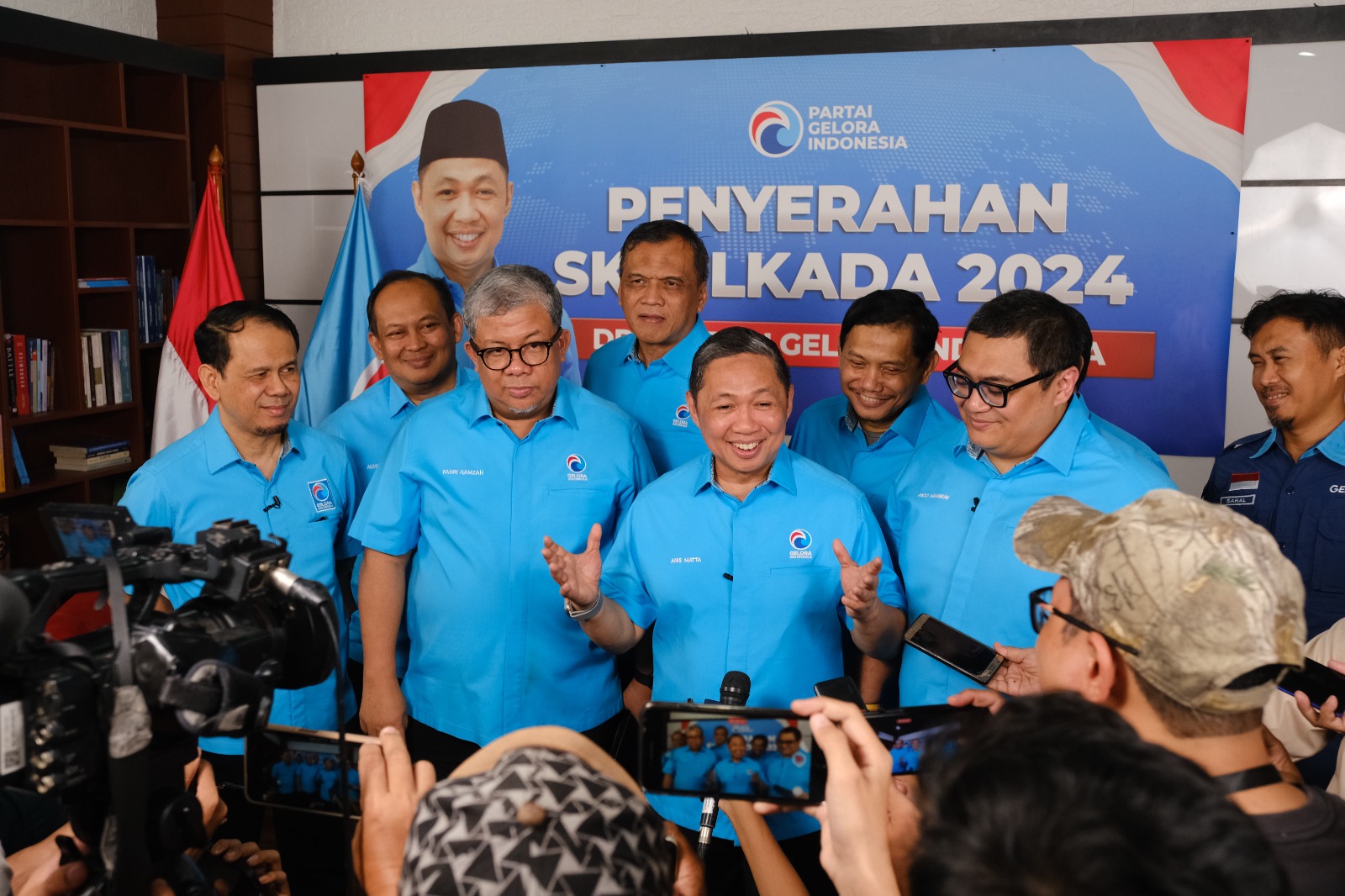 Jakarta - Ketua Umum Partai Gelombang Rakyat (Gelora) Indonesia Anis Matta menyerahkan 14 rekomendasi form B1KWK Surat Keputusan (SK) dukungan calon kepala daerah (Cakada) dan calon wakil kepala daerah Pilkada 2024 gelombang I di sejumlah daerah.  "Bangsa kita saat ini, perlu energi dari bapak-bapak dan ibu-ibu semua calon pimpinan di daerah. Insya Allah ditakdirkan menang," kata Anis Matta saat menyampaikan sambutan penyerahan 14 SK Pilkada 2024 di Gelora Media Center (GMC), Jakarta, Senin (12/8/2024).  Me