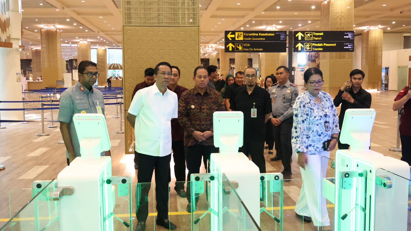 MENKUMHAM SUPRATMAN TINJAU LAYANAN IMIGRASI DI BANDARA NGURAH RAI
