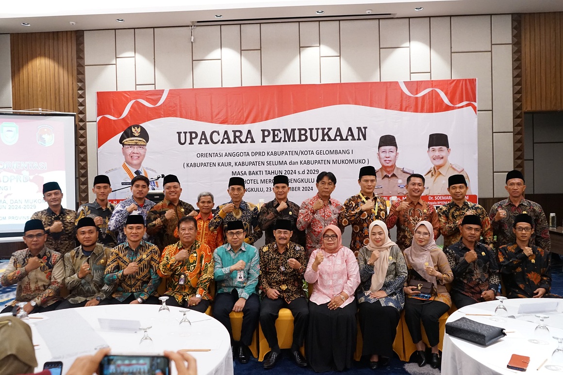 Sebagai langkah untuk memperkuat peran dan fungsi legislasi di tingkat daerah, Orientasi Anggota DPRD Kabupaten/Kota di Provinsi Bengkulu menjadi sebuah kesempatan yang krusial bagi para wakil rakyat.  Acara ini dirancang untuk meningkatkan pemahaman anggota DPRD tentang tugas dan tanggung jawab mereka, serta menekankan pentingnya komitmen dan kolaborasi dalam menjalankan amanah dari masyarakat.  Asisten I Setda Provinsi Bengkulu, Khairil Anwar, yang hadir pada pembukaan ini menyampaikan selamat kepada para