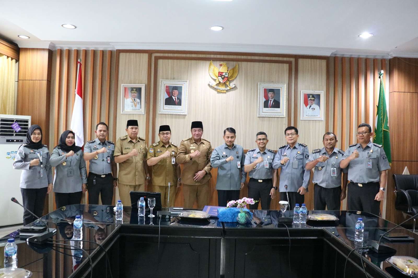 Kepala Kantor Wilayah Kementerian Hukum (Kanwil Kemenkum) Bengkulu, Sasmita bersama Jajaran Pimpinan Tinggi Pertama beraudiensi dengan Plt. Gubernur Bengkulu Rosjonsyah di Ruang Rapat Rafflesia Kantor Gubernur Bengkulu, Senin (13/01/25).