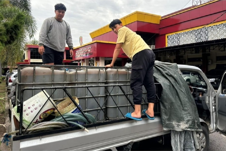 Atas perbuatannya tersangka BS dijerat pasal 54 Undang -Undang RI nomor 22 tahun 2001 tentang minyak dan gas bumi sebagaimana diubah dalam Undang -Undang 02 tahun 2022 tentang cipta kerja dengan ancaman kurungan penjara paling lama 6 tahun dan denda paling banyak Rp.60 Miliar.