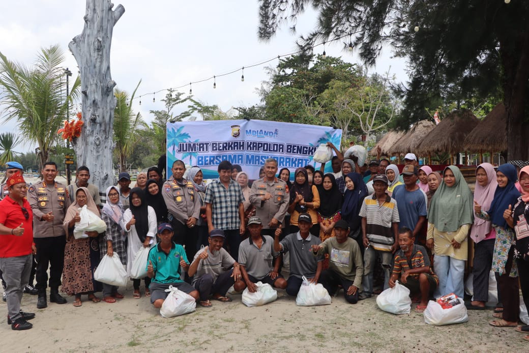 Kapolda Bengkulu, Irjen Pol. Mardiyono, S.I.K.,M.Si., melaksanakan kegiatan Jumat Berkah dan Jumat Curhat