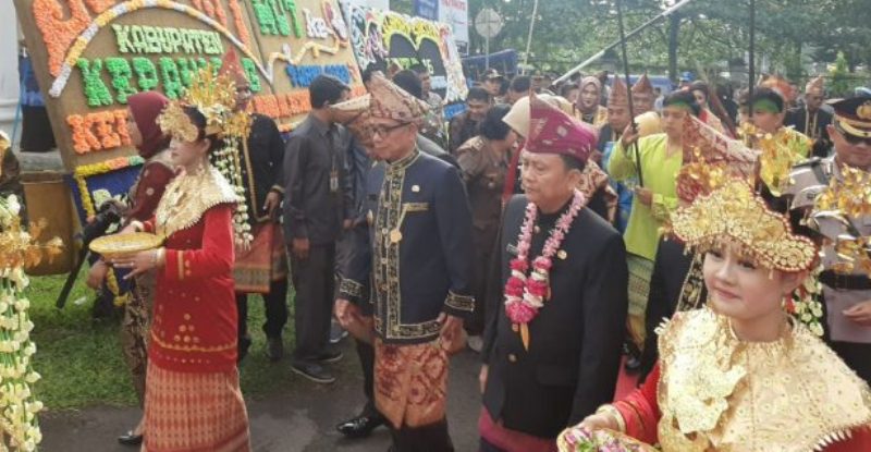 Pj Sekda mengenakan pakaian adat saat mengahadiri paripurna istimewa DPRD Kepahiang.