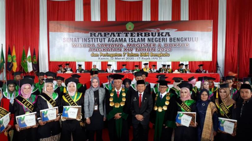 Jajaran rektor dan senat saat berfoto bersama alumni terbaik dan berprestasi.