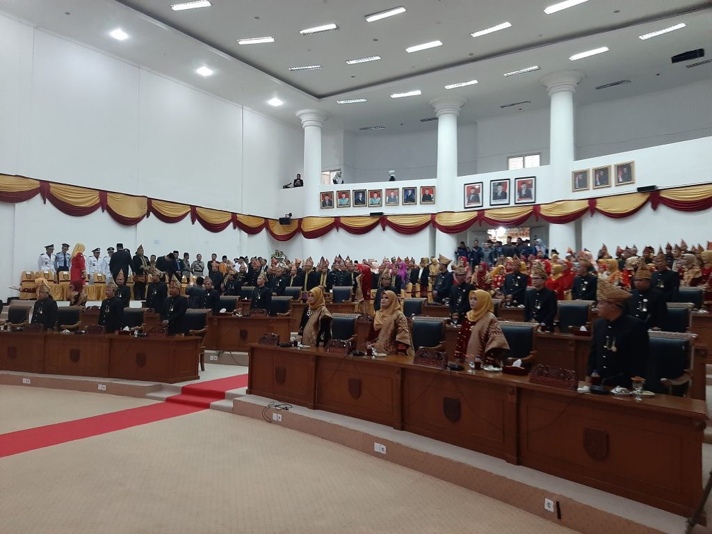 Tampak seluruh anggota DPRD dan undangan Paripurna mengenakan pakaian adat Bengkulu.