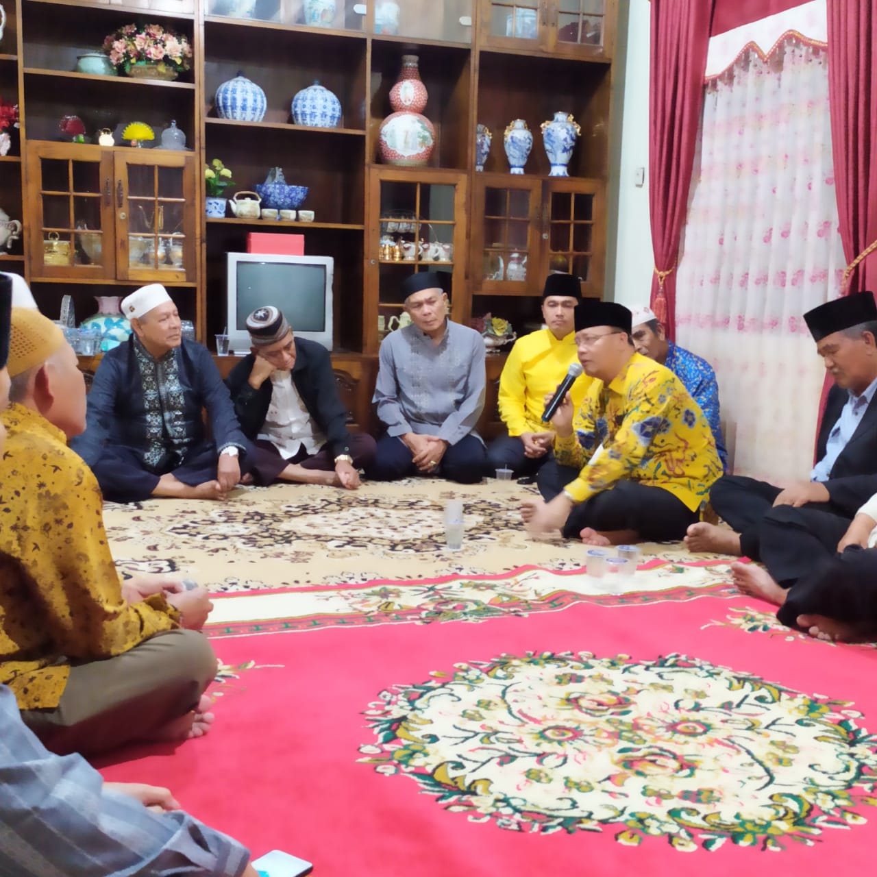 Kehangatan dan keakraban Gubernur dan tokoh masyarakat Desa Talang Rimbo.