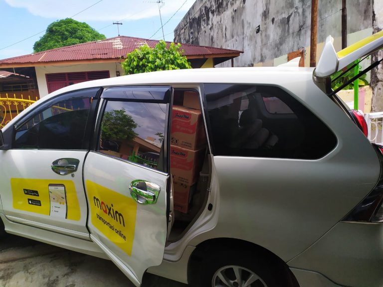Salurkan Bantuan Rasmie, Ketua Rt 8 Padang Jati Gunakan Jasa Transportasi Online