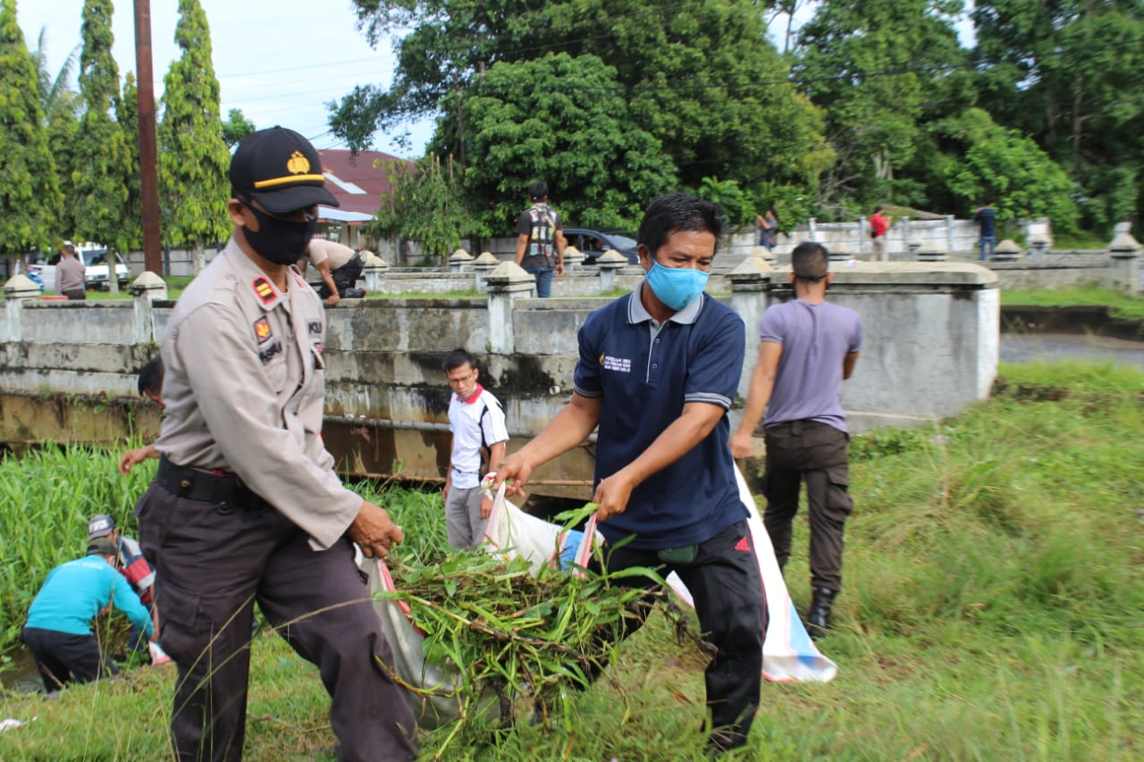 Hut Bhayangkara ke-74, Polres Mukomuko Lakukan Bakti Sosial
