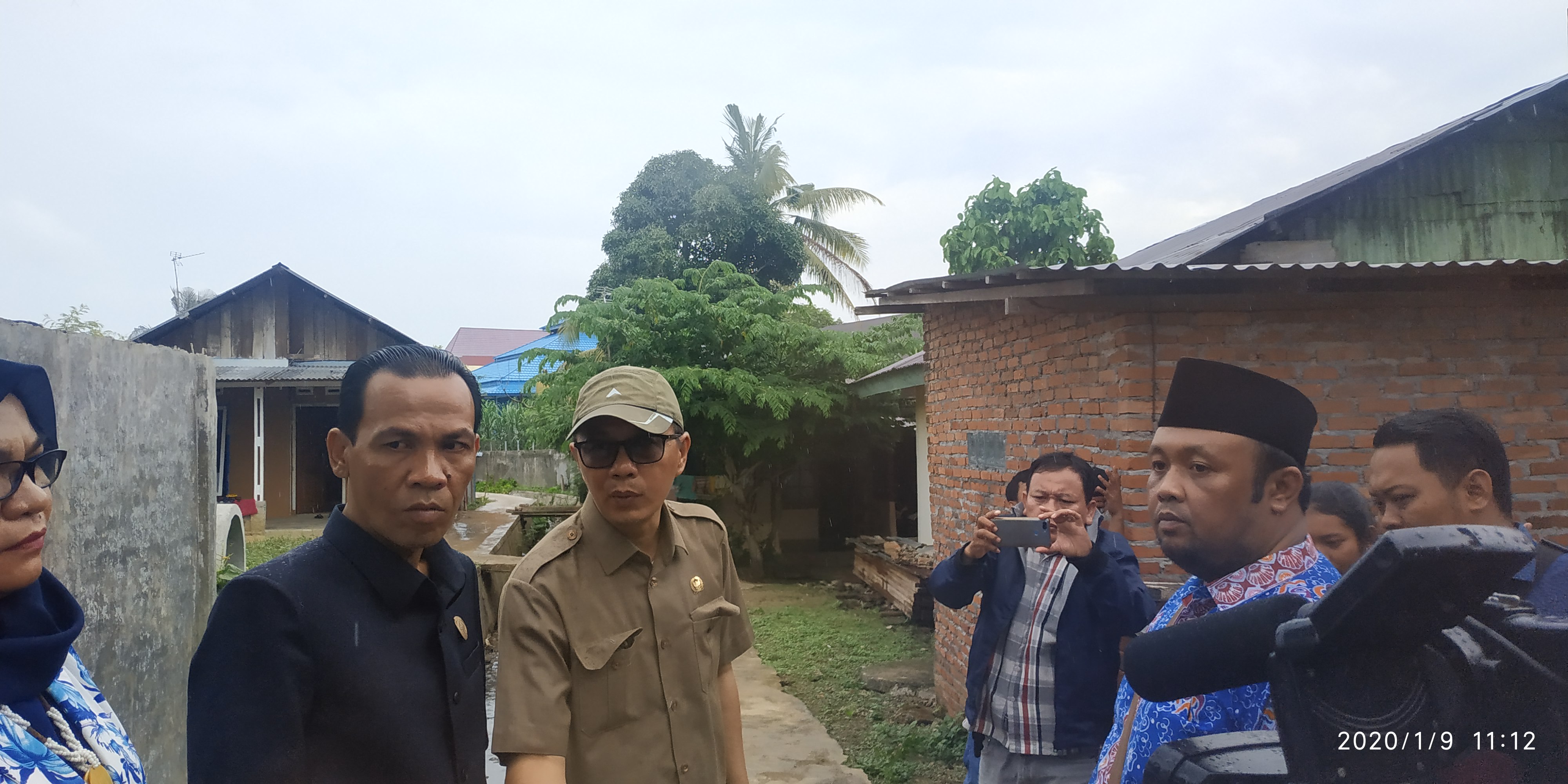 Komisi II DPRD Kota Bengkulu saat menyidak lokasi permukiman kumuh di Kelurahan Padang Jati.