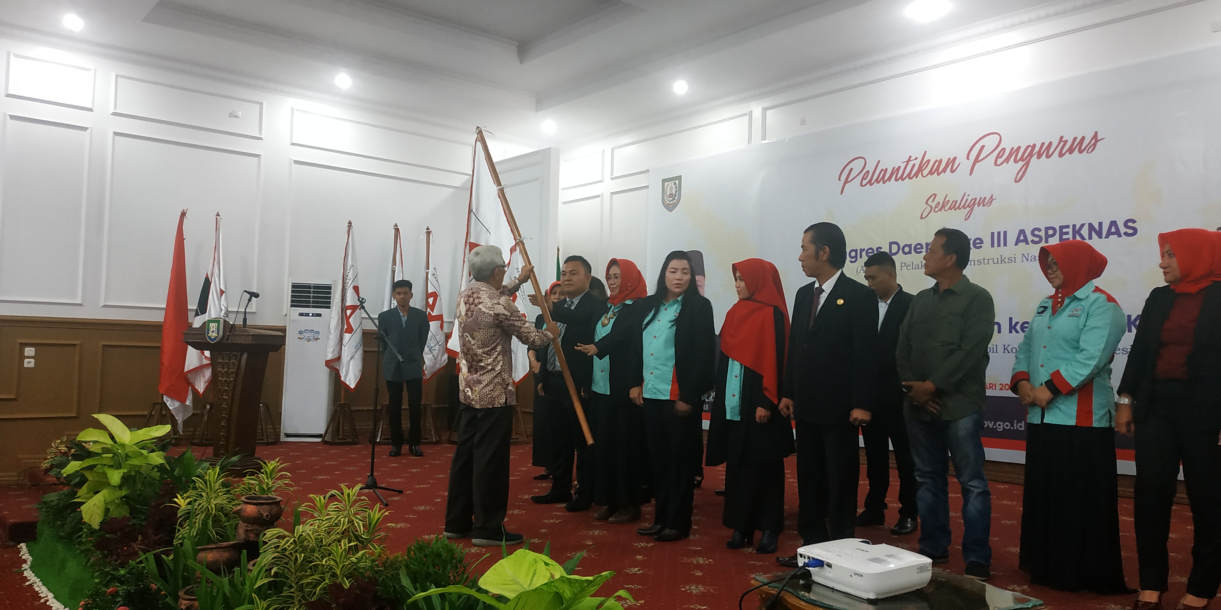 Penyerahan Bendera petaka dari Katua Umum ke Ketua Pengurus Daerah.