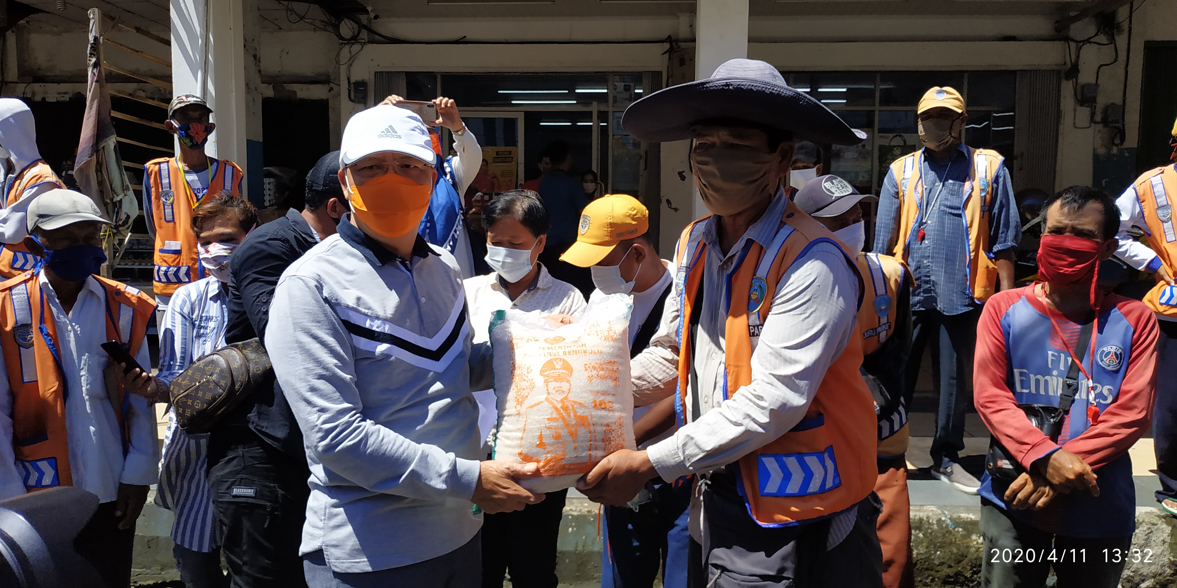 Juru parkir zona II Jalan Soeprapto juga menerima bantuan beras dari Gubernur.