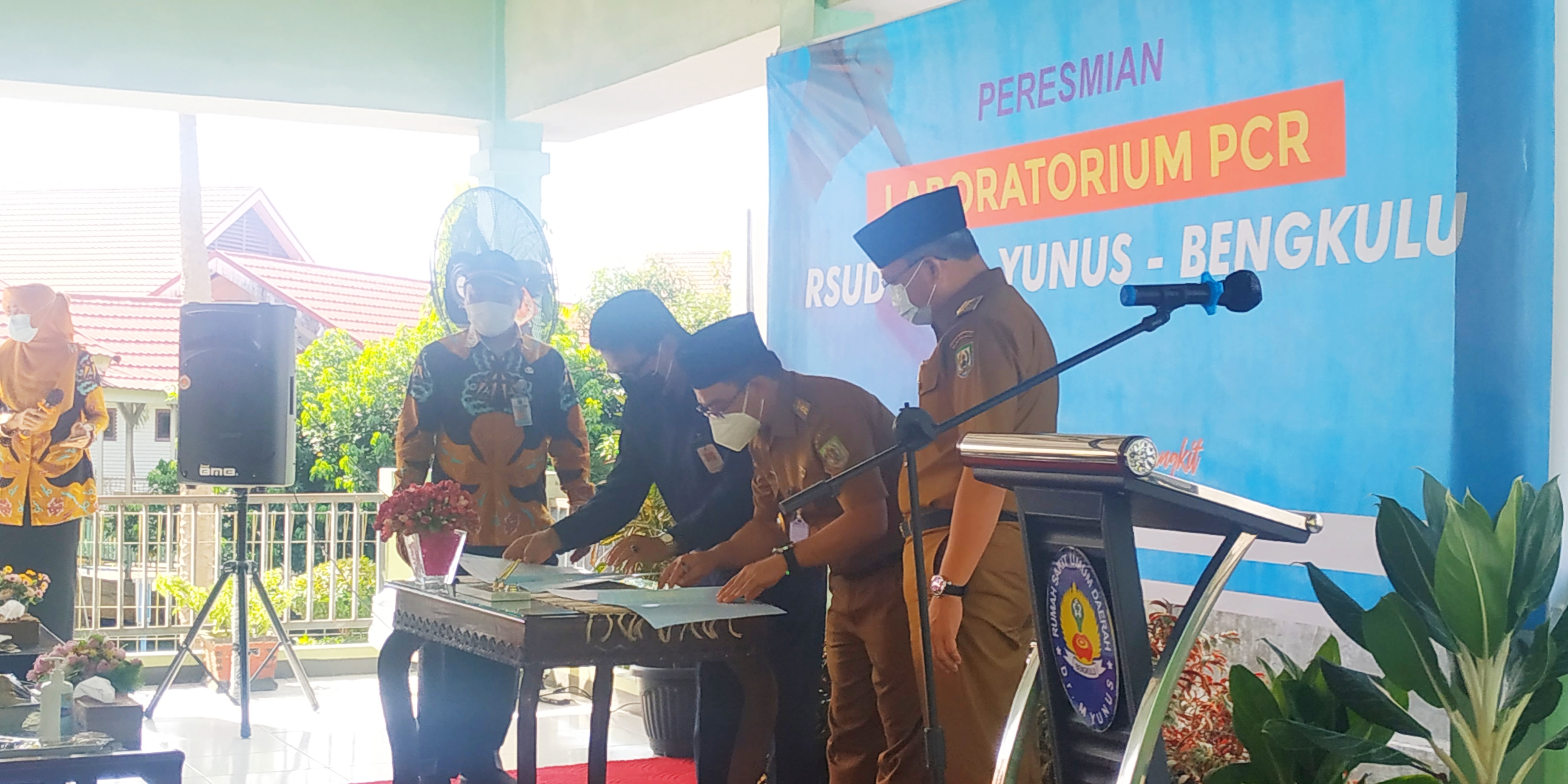 Penandatanganan peresmian Gedung Laboratorium PCR RSUD M. Yunus