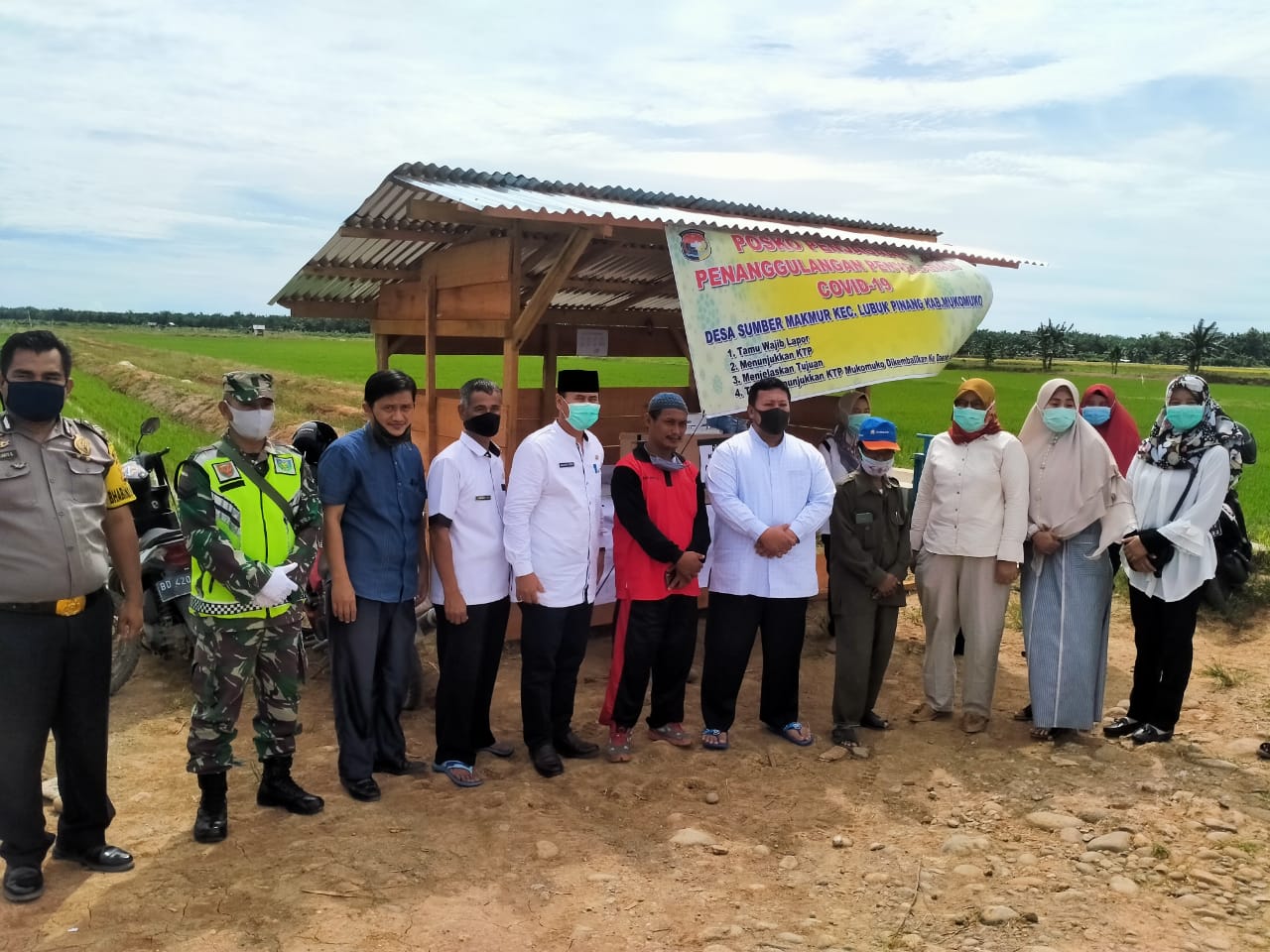 Tinjau Posko Jalan Tikus, Bupati Choirul Huda Serahkan Bantuan Alat Medis