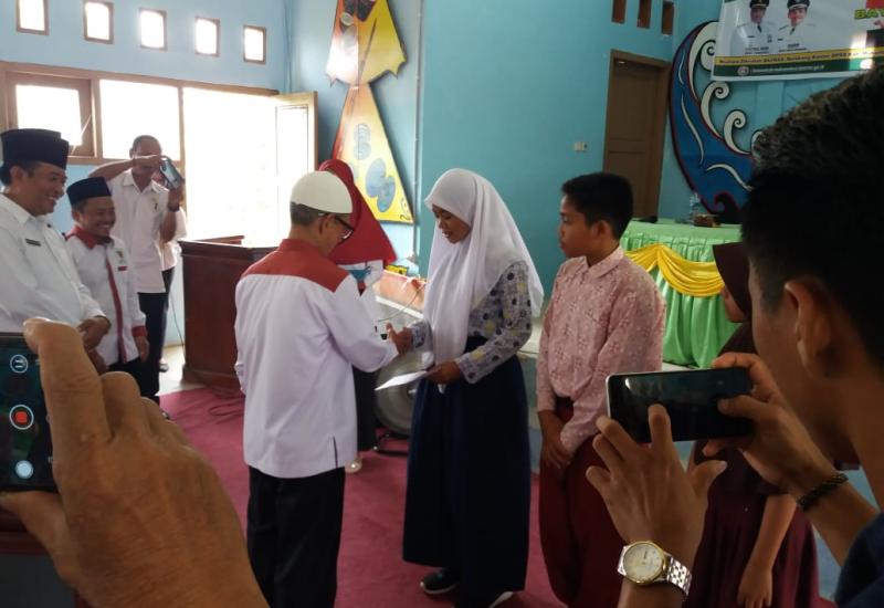 Penyaluran bantuan dana zakat kepada siswa-siswi kurang mampu di Mukomuko