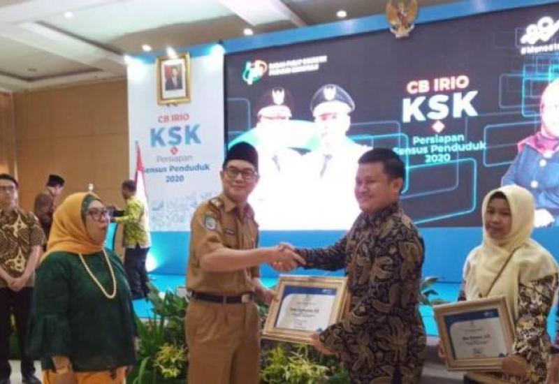 Asisten III Setda Provinsi Bengkulu, Gotri Suyanto saat menyerahkan piagam penghargaan.