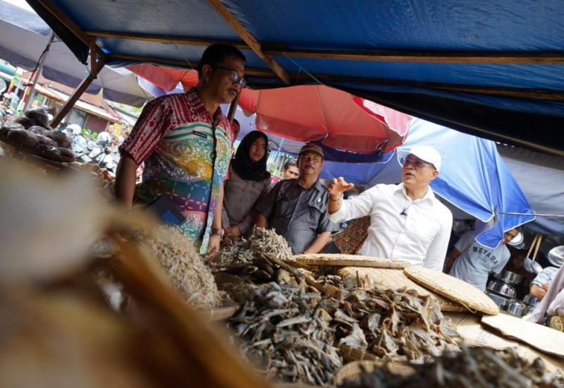 Bupati Bengkulu Selatan saat meninjau pasar.